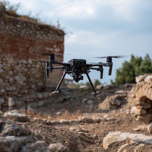 Un drone in fase di rilievo archeologico per costruire un modello 3d e fotopiano